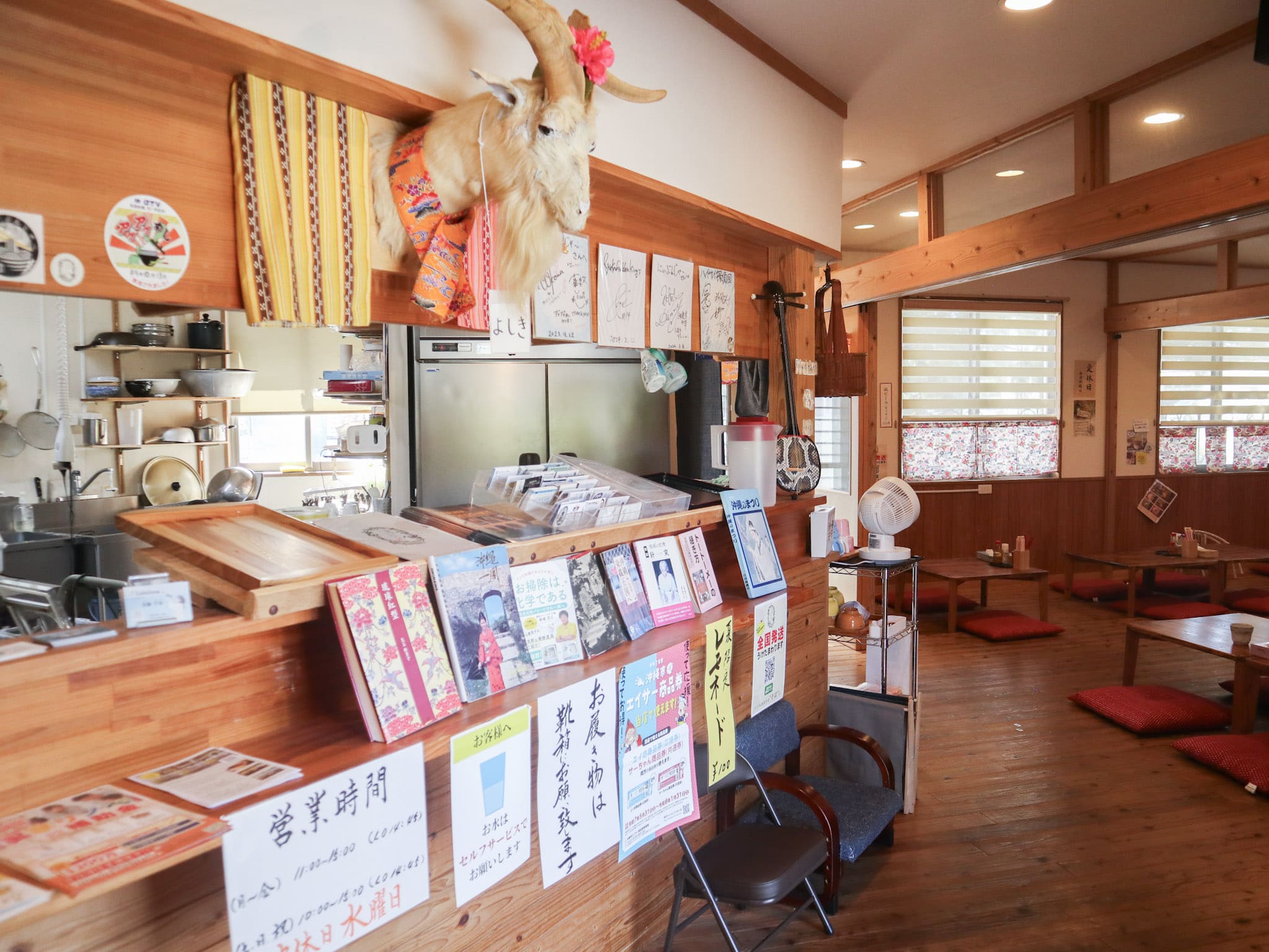 沖縄そば　にぃぶんじゃ〜餐廳內部
